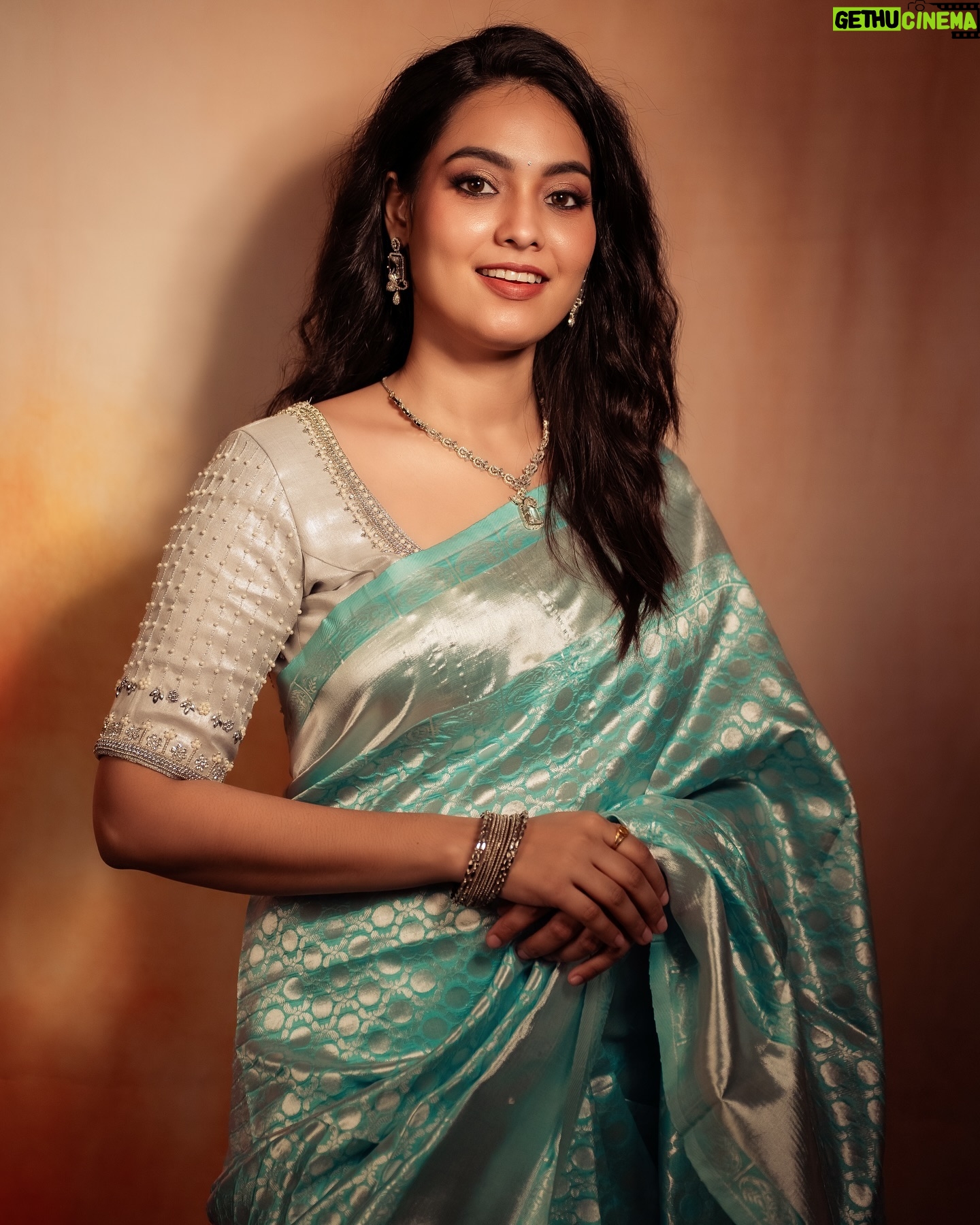 Pavithra Janani - 67.7K Likes - āThe art of Slow and Steady progress
can be a Game-Changerā
Makeup & Hairdo @jeru_bridal_studioo
Blouse Aari work @alank_ritaa
Stitched by @stitch_vyshnavee_sarath
Photography @xposurestudio.in
#bb8 #pavithrajanani
#biggbossseason8tamil
#vijaytelevision
#disneyplushotstar
#biggboss8