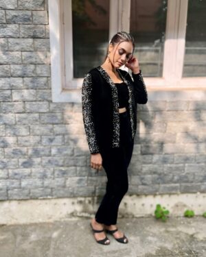 Pavithra Janani Instagram - Black 🖤 

Mua @jeru_bridal_studioo  thanks sis for your extended support with ur mua, and also through out the bb journey Thanks for everything ❤️

Outfit @kardhanadesigner_off thanks for ur quick response 
❤️

Pc @uv_naveen 

#bbkondattam8