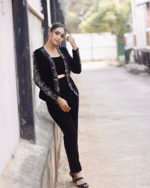 Pavithra Janani Instagram - Black 🖤 

Mua @jeru_bridal_studioo  thanks sis for your extended support with ur mua, and also through out the bb journey Thanks for everything ❤️

Outfit @kardhanadesigner_off thanks for ur quick response 
❤️

Pc @uv_naveen 

#bbkondattam8