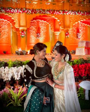 Payal Pati Instagram - Mera jhumka🫠🤍
.
With - @drushtita.patil 
Looks - @nikita_keni_patil_makeupartst 
  @_pratikshamakeover_ 
Beautiful outfits - @sukhii_official_