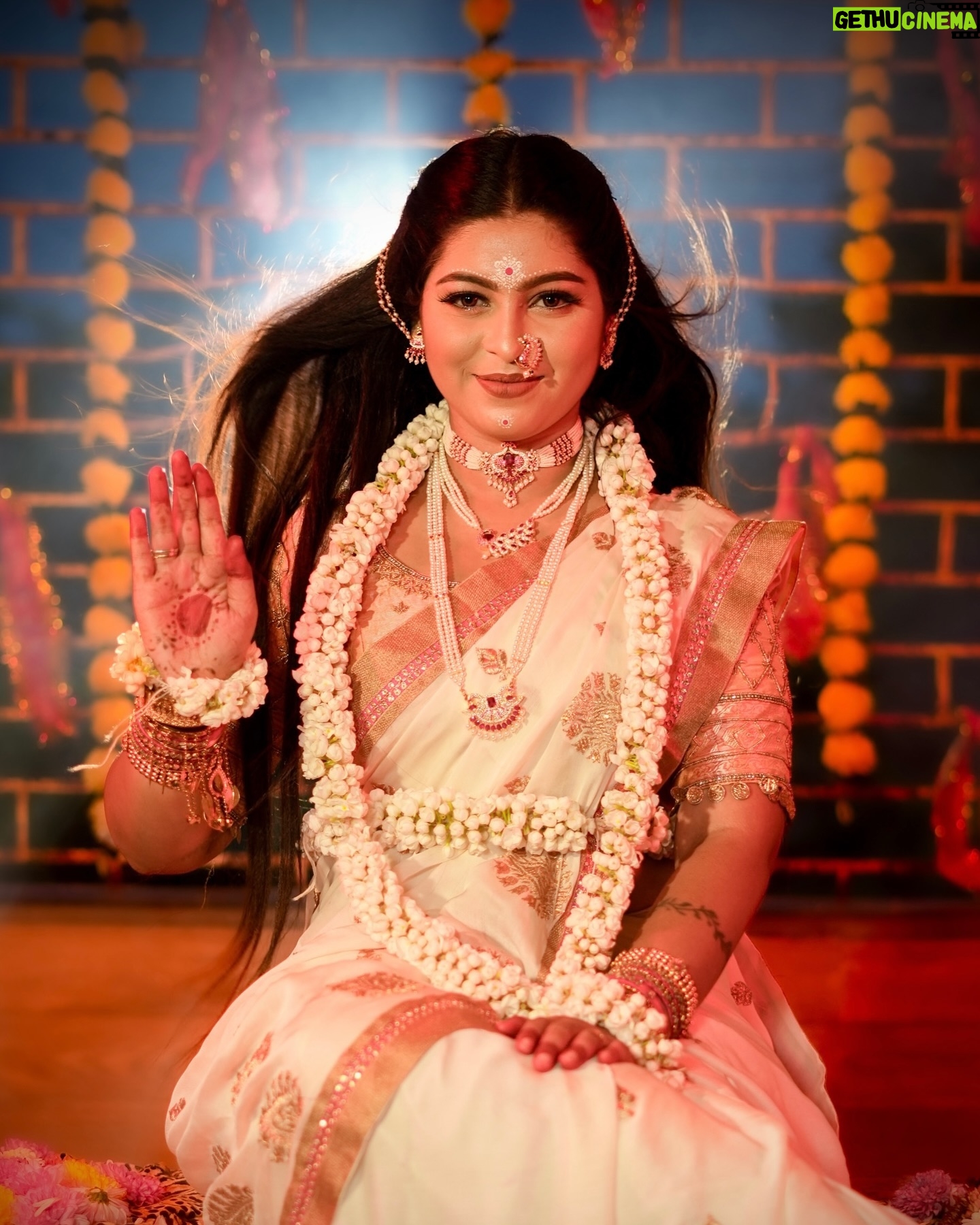 Payal Pati - 64.3K Likes - तूच पार्वती, महासती तू श्रीरामवरदायिनी तूच माया महाशक्ती तूच माता तुळजाभवानी🙏♥️
तूच गौरी माता रेणूका तूच विंध्याचलवासिनी तूच दुर्गा, चेडिको तू, तूच दुष्टसंहारिणी🙏♥️
तूच लक्ष्मी वैष्णवदेवी तूच प्रगट नारायणी तूच अंबा, माता जगदंबा तूच करवीरवासिनी🙏♥️
तूच शक्ती, महाकाली तूच माता कात्यायनी तूच चामुंडा, आदिशक्ती तूच भक्तदुखः निवारिणी🙏♥️
तूच अंबिका, वज्रेश्वरी तूच आई जिवदानी तूच शारदा देवी सरस्वती तूच विद्यावरदायिनी🙏♥️
तूच वैखरी, अनसुया तूच त्रिदेव दत्त जननी तूच रुक्मिणी, महामाया तू, तूच मंगलकारिणी🙏♥️
तूच गायत्री शाकंबरी तू तूच भवसंकटहरिणी तूच विद्युल्लता शिवनेत्रीर्ची तूच शिववरदायिनी🙏♥️
तूच रति मदनाची तूच सौन्दर्यमोहिनी तूच सावित्री सीता तू रामहृदयवासिनी
तूच अहिल्या, द्रौपदी तू श्रीकृष्ण धर्मभगिनी तूच प्रतिभा मानवाची तूच मुक्ती वरदायिनी🙏♥️