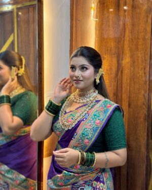 Payal Pati Instagram - AASHI MI GAVNAR NAYY 🫵🏻😍

Look - @makeup_by_saylipatil 

#aagri #aagrikoli #aagrikoliswagstar⛵😎 #aagriqueen👑 #aagrikolicommunity #aagrikatta #aagrikoligeet #aagriculture #marathi #marathimulgi #marathiculture #treditionallook❤️ #treding #photo #photooftheday #look #lookdodia #lookoftheday #makeup #makeupartist #jwellery #saree #outfit #aagrikolimakeupbride