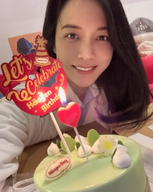 Pei-Pei Ho Instagram - 四十而不惑，明白了什麼 ?
四十年彈指一揮間，在經歷了許多疑惑、
彷徨、振奮、欣喜之後，是沉思，是恍然大悟……
然後，到底悟了什麼也就只有自己知道了
（所以是什麼😧🤫🤣幹嘛跟你說）
皆是人間惆悵客，豈有歲月可回頭
一切都是成長！
感謝過去，造就今天的我，
未來繼續穩穩的走下去👣
#何蓓蓓 #birthday #cake #icecreamcake #icecream #strewberry #pistachio #ilovemylife