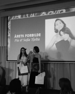 Pia Tjelta Instagram - Tuuuusen takk for nydelig kveld og for pris @kkmagazine 🤍🤍🤍
Takk for at dere gav oss følelsen av felleskap og at kunst og kultur er viktig! 
Når jeg tenker på forbilder så ser jeg jo for meg Gro og @sidselwold @wayeshaa og Jasmina Holten osv liksom, men det var skikkelig hyggelig at dere gav et lite nikk til noen som bruker livet sitt på å fremstille andre kvinners liv. 
Å motta denne prisen sammen med sin egen unge, det var beint fram litt for mye for na mor. For å si at jeg er stolt av deg @sofiatjelta det vil være tidenes underdrivelse. 
🫶🏻 @agneskittelsen & @henriettesteenstrup 
💃🏻 @piatjeltastudio 
💍 @nangifinejewelry og @tomwood_project 
Styling @bymiriamlien 
📸 @marie_reierth