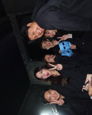 Pichsinee Veerasuthima Instagram - ‘โคตรอยากตั้งใจทำให้ดีที่สุดเลยว่ะ 
แค่คนฟังได้ฟังสิ่งที่พวกเราตั้งใจทำขนาดนี้
ก็โคตรคุ้มแล้วที่ได้ทำ แพ้ชนะ ช่างแม่ง’
หน้ากากโทสะโมหะ दोस 👺🧨🔥❤️‍🔥🖤

(เขียนยาวหน่อยนะคะ เก็บไว้นานเกิน55)

ขอบคุณ my soulmate @jeffsatur ☄️🤹🏻‍♂️✨
ที่ดึงโบกี้ผู้วิตกกังวลขั้นวิกฤตในทุกการแข่งขัน
เข้ามาอยู่ในรายการนี้จนได้55555555

เราต่างไม่มั่นใจในตัวเองแต่ดันมามั่นใจในกันและกันซะงั้น
“กูไม่เชื่อในตัวเอง แต่กูเชื่อในตัวมึง” นี่คนหรือไฟฟ้ากระแสสลับ
อ่ะ ‘มึงชวน’ ‘กูไป’ แค่นั้นเลย ตอนนั้นก็งงนะ55555555
หลังจากรับปากไปก็ได้แต่คิดว่ามันจะเกิดขึ้นจริงหรอเนี่ย
พวกเราแทบไม่มีเวลาหายใจกันแล้วนะ แต่เราก็ทำมันได้แฮะ

หลังตกลงว่าเราจะไปรายการนี้คู่กัน
ไอ้ความไม่มั่นใจในตัวเองอย่างสุดโต่งที่มีมาตลอด
ถึงคราต้องฝืนกลืนเข้าไปก่อน แล้วดื่มน้ำตามหลายอึก
เพื่อไม่ให้มันออกมาทำลายตัวเองซ้ำๆเหมือนที่ผ่านมา
ความฝันครั้งนี้ไม่ได้มีแค่เราคนเดียว แต่มีคนข้างๆ 
ที่โคตรยิ่งใหญ่และมีปลายทางเดียวกัน เอาวะ ลุย

เราแบ่งแยกหน้าที่ของแต่ละคนอย่างเหมาะสม
โทสะโมหะ ทั้งชื่อหน้ากาก คอนเซป ความหมาย
เจฟเป็นคนคิดเองทั้งหมด รวมถึงการเลือกเพลง 
80%  ของเพลงในโชว์ เจฟจะเป็นคนเลือก
ส่วนพาร์ทดนตรี รายละเอียดการร้อง การดีไซน์ 
ไลน์ประสาน ออกแบบเสียงร้อง ยกให้เป็นหน้าที่โบ
คอยส่งกันไปส่งกันมาจนกว่าจะพอใจในทุกรอบ

เจฟคือบุคคลที่ทำได้ทุกอย่าง ไม่เคยปฏิเสธที่พยายาม
ไม่ว่าสิ่งนั้นจะท้าทายหรือยากแค่ไหนก็กล้าทำหมด
ทุกเสียงร้องที่ส่งกลับมา มันสุดยอดมากทุกครั้ง
โดยไม่ต้องบรีฟอะไรเลย แค่ร้องเล่นๆ ยังโคตรเจ๋ง

มึงเท่มากเจฟ เก่งมากเกินกว่าคำว่าเก่ง
มึงมันสุดยอดจริง กูโคตรศรัทธาในตัวมึงเลย
มึงเกิดมาเพื่อทำสิ่งนี้จริงๆ ขอบคุณนะที่เดินทางมาด้วยกัน
กูภูมิใจในตัวมึงมากๆ จนเสี้ยวเล็กๆ ของความภูมิใจ
ที่หล่นจากความภูมิใจในตัวมึงนั้น สะท้อนกลับมาทำให้
กูแอบภูมิใจในตัวเองขึ้นมาบ้าง เวลาได้ยืนข้างมึง🤍🖤
มึงสมควรที่จะได้รับความรักจากทุกคนบนโลกนี้จริงๆ

ประสบการณ์ครั้งนี้สนุกจนอยากจำมันไปทั้งชีวิต
ชัยชนะครั้งนี้สำหรับเราทั้งคู่ มันคือผลพลอยได้
แต่สิ่งที่โคตรสำคัญคือระหว่างทางที่เราได้ทำโชว์เจ๋งๆ 
ที่ชีวิตนี้ยังไม่เคยได้ทำมาก่อนอย่างสุดความสามารถ

ฝากติดตามผลงานเพลงของเราทั้งคู่ด้วยน้า 🤹🏽‍♀️🎪🤹🏻‍♂️
สุดท้าย สิ่งที่ยากที่สุดคือการหลบหนีความเป็นตัวเองนี่แหละ
ไม่หนงไม่หนีมันแล้ว โบกี้ไลอ้อนเองค่ะ :-)