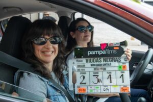 Pilar Gamboa Instagram - Arrancó el rodaje de Viudas Negras 🤩
Una comedia negra, protagonizada por Pilar Gamboa y Malena Pichot.  La serie narra la historia de Maru (Pilar Gamboa), una mujer que lleva una vida acomodada en un barrio cerrado, y su amiga Mica (Malena Pichot), hoy emprendedora, dueña de una peluquería. En su adolescencia Maru y Mica fueron "viudas negras". Inesperadamente, este pasado vuelve hoy a sus vidas.  Es una nueva coproducción de TNT y FLOW 😎