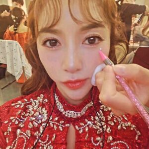 Pile Instagram - .
今回も現場でワクワク
可愛いを探求しました🤓
どんどん足して引いて
いつも楽しくて最高の可愛いをありがとうございます🥰🩷
@_nagigee 
少し前からつけているタグ
#見えないこだわり
皆さんが近くで観ても遠くで観ても
小さなこだわり発見をしてもらえたら
嬉しいな🤓🤍
韓国コスメもワンホンコスメも日本コスメもMIX使い！♡
.
.
.
#ヘアメイク　#hairmake #makeup #헤어메이크업