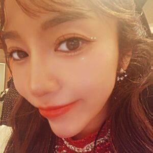 Pile Instagram - .
今回も現場でワクワク
可愛いを探求しました🤓
どんどん足して引いて
いつも楽しくて最高の可愛いをありがとうございます🥰🩷
@_nagigee 
少し前からつけているタグ
#見えないこだわり
皆さんが近くで観ても遠くで観ても
小さなこだわり発見をしてもらえたら
嬉しいな🤓🤍
韓国コスメもワンホンコスメも日本コスメもMIX使い！♡
.
.
.
#ヘアメイク　#hairmake #makeup #헤어메이크업