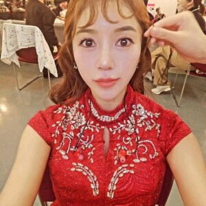 Pile Instagram - .
今回も現場でワクワク
可愛いを探求しました🤓
どんどん足して引いて
いつも楽しくて最高の可愛いをありがとうございます🥰🩷
@_nagigee 
少し前からつけているタグ
#見えないこだわり
皆さんが近くで観ても遠くで観ても
小さなこだわり発見をしてもらえたら
嬉しいな🤓🤍
韓国コスメもワンホンコスメも日本コスメもMIX使い！♡
.
.
.
#ヘアメイク　#hairmake #makeup #헤어메이크업