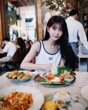 Ping-Ya Tai Instagram - 第一次來曼谷是距今20幾年前的9歲，與經營旅行社的親戚一起來旅遊，我還記得團費大概1萬5，剛好是當年湊的紅包錢，還包含去靠海城市芭達雅，體驗好多項水上設施，(當然現在已經沒有這個價錢哈哈)。

而那時泰國的觀光業已經很發達，幾乎每位服務人員都會說中文，床頭要放10元泰銖的小費，水果真的非常香甜好吃，導遊會一直提醒絕對不能亂喝水，否則會拉肚子。

印象最深刻之一是，坐在遊覽車上看著車窗外，經過一排老舊的木房，裡面的居民跟小孩對著我們熱情的揮揮手，而木屋正後方即是高聳的大樓，我姊說：嗯貧富差距(她那時也才13歲），我聽了懵懂點頭。

20幾年後再次到訪曼谷，驚訝商圈進步之快，當然不變的還是馬路上躁動的引擎聲(無時無刻都在塞車)，遠離商圈的街景仍舊充滿味道。也品嚐豐富的海鮮美味，每晚來場放鬆的按摩行程。

曼谷，應該是這幾次旅遊，真的讓我有感受到什麼是度假的地方了。☺️

P4.為何被拍成55身???