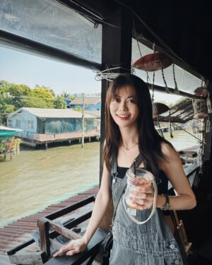 Ping-Ya Tai Instagram - 第一次來曼谷是距今20幾年前的9歲，與經營旅行社的親戚一起來旅遊，我還記得團費大概1萬5，剛好是當年湊的紅包錢，還包含去靠海城市芭達雅，體驗好多項水上設施，(當然現在已經沒有這個價錢哈哈)。

而那時泰國的觀光業已經很發達，幾乎每位服務人員都會說中文，床頭要放10元泰銖的小費，水果真的非常香甜好吃，導遊會一直提醒絕對不能亂喝水，否則會拉肚子。

印象最深刻之一是，坐在遊覽車上看著車窗外，經過一排老舊的木房，裡面的居民跟小孩對著我們熱情的揮揮手，而木屋正後方即是高聳的大樓，我姊說：嗯貧富差距(她那時也才13歲），我聽了懵懂點頭。

20幾年後再次到訪曼谷，驚訝商圈進步之快，當然不變的還是馬路上躁動的引擎聲(無時無刻都在塞車)，遠離商圈的街景仍舊充滿味道。也品嚐豐富的海鮮美味，每晚來場放鬆的按摩行程。

曼谷，應該是這幾次旅遊，真的讓我有感受到什麼是度假的地方了。☺️

P4.為何被拍成55身???