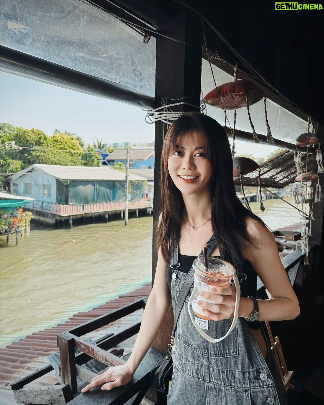 Ping-Ya Tai - 12.6K Likes - 第一次來曼谷是距今20幾年前的9歲,與經營旅行社的親戚一起來旅遊,我還記得團費大概1萬5,剛好是當年湊的紅包錢,還包含去靠海城市芭達雅,體驗好多項水上設施,(當然現在已經沒有這個價錢哈哈)。
而那時泰國的觀光業已經很發達,幾乎每位服務人員都會說中文,床頭要放10元泰銖的小費,水果真的非常香甜好吃,導遊會一直提醒絕對不能亂喝水,否則會拉肚子。
印象最深刻之一是,坐在遊覽車上看著車窗外,經過一排老舊的木房,裡面的居民跟小孩對著我們熱情的揮揮手,而木屋正後方即是高聳的大樓,我姊說:嗯貧富差距(她那時也才13歲),我聽了懵懂點頭。
20幾年後再次到訪曼谷,驚訝商圈進步之快,當然不變的還是馬路上躁動的引擎聲(無時無刻都在塞車),遠離商圈的街景仍舊充滿味道。也品嚐豐富的海鮮美味,每晚來場放鬆的按摩行程。
曼谷,應該是這幾次旅遊,真的讓我有感受到什麼是度假的地方了。☺️
P4.為何被拍成55身???