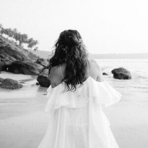 Pooja Bedi Instagram - I used to see life in black and white.

you were either right or wrong.
It was either good or bad.
there was legal and illegal.

living in Black and white is all about living in judgment and absolutes.

As you evolve you not only see a bigger picture, you also see deeper.

textures, layers & colours make life such an incredible palette. 

with a black and white existence you only limit yourself from infinite possibilities. 

there are worlds and dimensions beyond us, filled with energy, magic, intelligence & healing, that are accessible to us, all you have to do is open yourself to it.

are you ready?