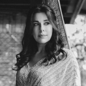 Pooja Bedi Instagram - I used to see life in black and white.

you were either right or wrong.
It was either good or bad.
there was legal and illegal.

living in Black and white is all about living in judgment and absolutes.

As you evolve you not only see a bigger picture, you also see deeper.

textures, layers & colours make life such an incredible palette. 

with a black and white existence you only limit yourself from infinite possibilities. 

there are worlds and dimensions beyond us, filled with energy, magic, intelligence & healing, that are accessible to us, all you have to do is open yourself to it.

are you ready?