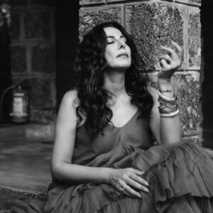 Pooja Bedi Instagram - I used to see life in black and white.

you were either right or wrong.
It was either good or bad.
there was legal and illegal.

living in Black and white is all about living in judgment and absolutes.

As you evolve you not only see a bigger picture, you also see deeper.

textures, layers & colours make life such an incredible palette. 

with a black and white existence you only limit yourself from infinite possibilities. 

there are worlds and dimensions beyond us, filled with energy, magic, intelligence & healing, that are accessible to us, all you have to do is open yourself to it.

are you ready?