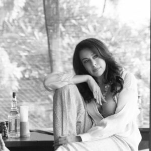 Pooja Bedi Instagram - I used to see life in black and white.

you were either right or wrong.
It was either good or bad.
there was legal and illegal.

living in Black and white is all about living in judgment and absolutes.

As you evolve you not only see a bigger picture, you also see deeper.

textures, layers & colours make life such an incredible palette. 

with a black and white existence you only limit yourself from infinite possibilities. 

there are worlds and dimensions beyond us, filled with energy, magic, intelligence & healing, that are accessible to us, all you have to do is open yourself to it.

are you ready?