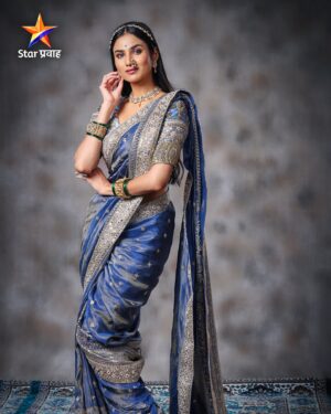 Pooja Birari Instagram - स्थिरता आणि सामर्थ्य प्रतिबिंबित करणारा आजचा रंग राखाडी... 
कशी दिसतेय मंजिरी या रंगात...?
नवरात्रीच्या हार्दिक शुभेच्छा...

Photography : @bharatpawarphotography 
MUA : @thevinodsarode 
Styling : @nehachaudhary_ 

#Navratri2024 #StarPravah