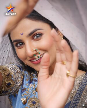 Pooja Birari Instagram - स्थिरता आणि सामर्थ्य प्रतिबिंबित करणारा आजचा रंग राखाडी... 
कशी दिसतेय मंजिरी या रंगात...?
नवरात्रीच्या हार्दिक शुभेच्छा...

Photography : @bharatpawarphotography 
MUA : @thevinodsarode 
Styling : @nehachaudhary_ 

#Navratri2024 #StarPravah