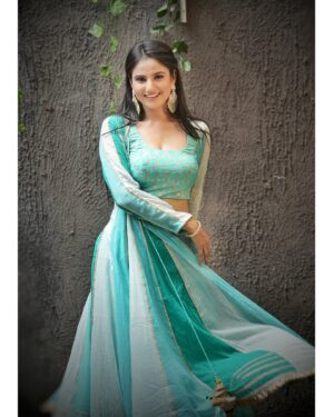 Pooja Birari Instagram - Twirls and Smiles ! 💫😊
.
.
.
Outfit by @aakriti_by_nandita 
.
Clicked by @viru_jdp_27_offcial 
.
MUA @jiggy_9476 
.
#twirl #smiles #simple #indowestern #style #seagreen #pose #marathiactress #marathimulgi