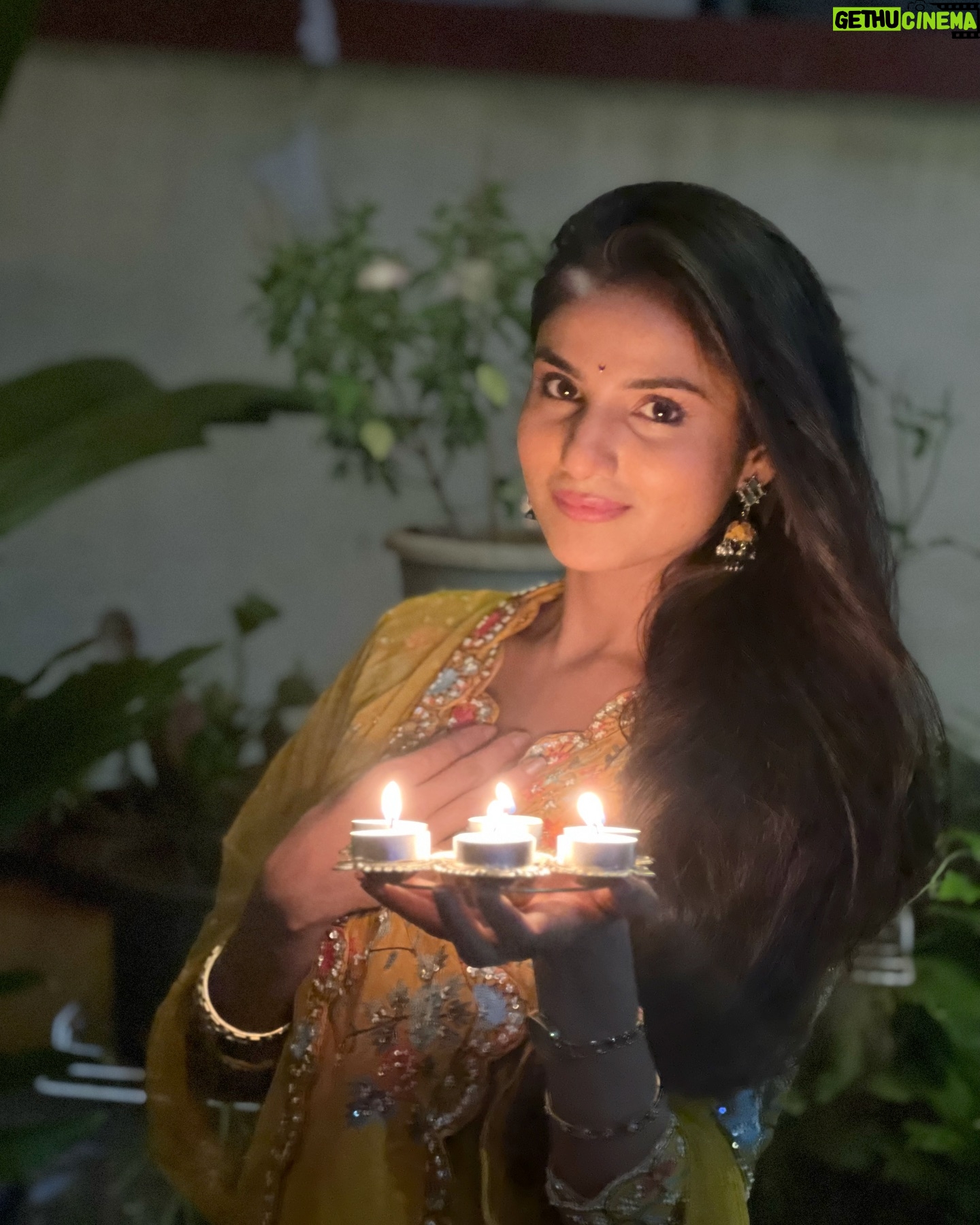 Pooja Birari - 19.5K Likes - Diwali 2024 ✨🪔❤️
.
.
#diwali #diwali2024 #light #happiness #🧿 #family
Thankyou for the clicks @saraswatimane24 ❤️