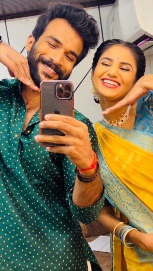 Pooja Birari Instagram - मी भाग्यवान आहे की एका उत्तम सहकलाकारात मला एक चांगला मित्र सापडला!
तुला वाढदिवसाच्या खूप खूप शुभेच्छा 🤗🥳
 @vishhalnikam (with Double H 😅)

अनेक दिवस ड्राफ्ट मधली पेंदीग रील आज finally पोस्ट करता आली ह्याचा तुला आनंद देण हेच माझ तुला BirthdayGift 🎁 

बाकी “तु टेन्शन घेऊ नको - मे टेन्शन लेताही नही” हे चालुच राहील 🤪
आणि हो पुढच्या वेळी जेव्हा सांगवीला येशील तेव्हा तुला जेवणासाठी नक्कीच आमंत्रित करेन🙈😅

Raya 🐆Manjiri💕
Onscreen 😤 VS Offscreen fun🤪 
#Fulltodhamaal 
#happybirthday