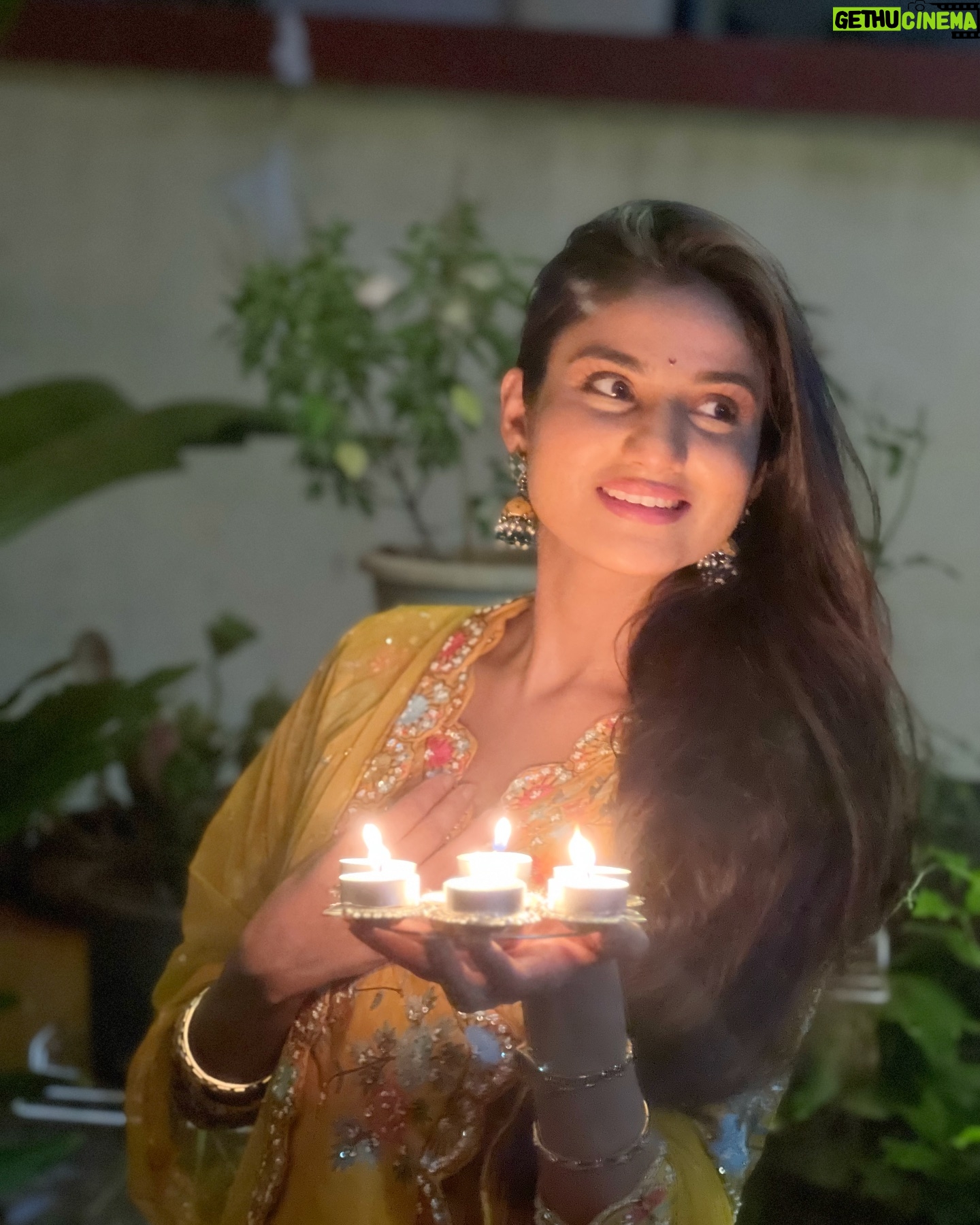 Pooja Birari - 19.5K Likes - Diwali 2024 ✨🪔❤️
.
.
#diwali #diwali2024 #light #happiness #🧿 #family
Thankyou for the clicks @saraswatimane24 ❤️
