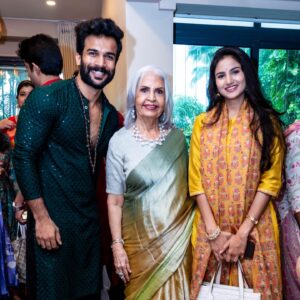 Pooja Birari Instagram - Ganpati Bappa Morya 🙏🌺
.
Had great time with Yed Lagla Premacha family at @sandiipsikcand sirs Ganpati Poojan ❤️
Thankyou so much for inviting us 🤗