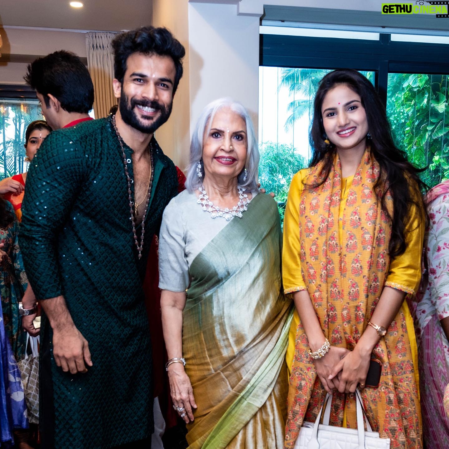 Pooja Birari - 10.1K Likes - Ganpati Bappa Morya 🙏🌺
.
Had great time with Yed Lagla Premacha family at @sandiipsikcand sirs Ganpati Poojan ❤️
Thankyou so much for inviting us 🤗