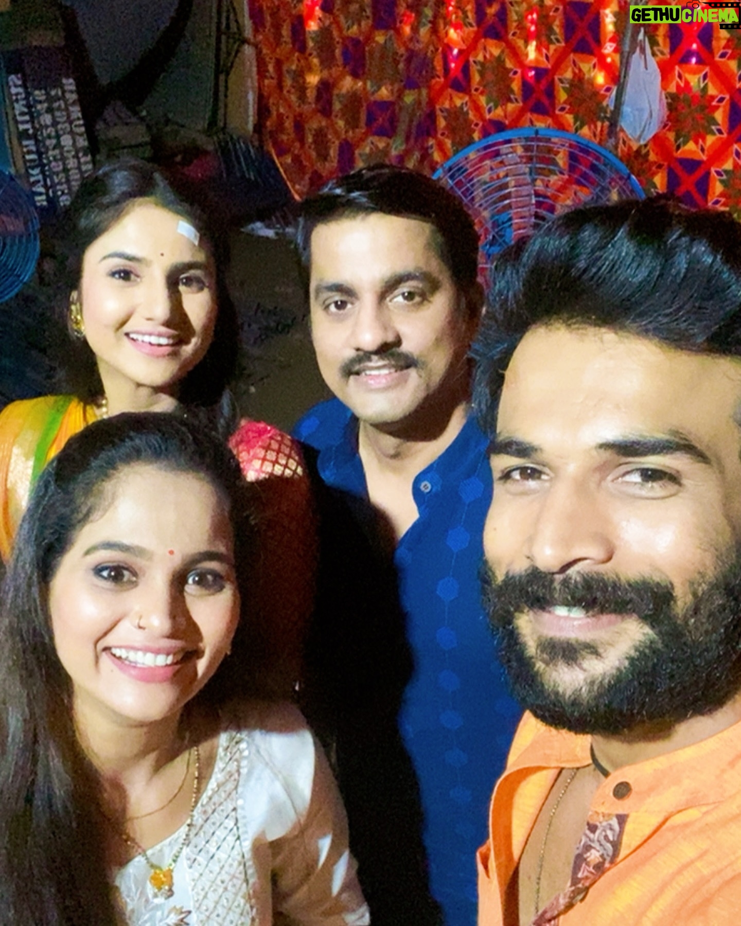 Pooja Birari - 21.3K Likes - जहाँ चार यार मिल जायें ,वहीं रात हो गुलज़ार…
Happy night shift …😍🥰
.
@star_pravah
.
.
.
.
.
#yedlaglepremach #starpravah #shoot #serial #enjoy #onset #fun #enjoylife #nightshift #cool #friends #raya #manjiri #jay #Rujuta #actress #marathi #marathiclebrity #actrorslife #viral #viralreels #viralpost #trend #trendy #trending #vibe #positivevibes #mypeople❤️