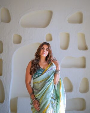 Pooja Gor Instagram - That feminine urge to go on a date in a saree❤️

Shot by- @shutter_see_lab_bymanali 
Styled by- @ananyaarora2013 
Location- @studio27.in 
Wearing- @chhapa_gj8 

Valentine’s Day date in Saree?!