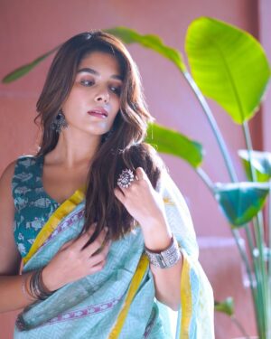 Pooja Gor Instagram - That feminine urge to go on a date in a saree❤️

Shot by- @shutter_see_lab_bymanali 
Styled by- @ananyaarora2013 
Location- @studio27.in 
Wearing- @chhapa_gj8 

Valentine’s Day date in Saree?!