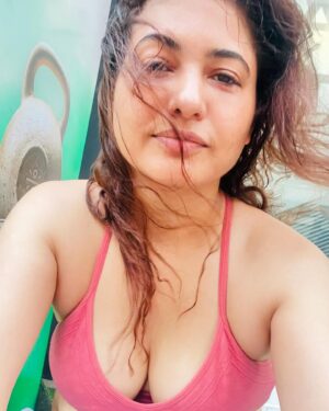 Poonam Rajput Instagram - Oh my my! 😳🌞 my skin is glowing like anything because the Juice I am drinking these days makes my mood hell for an hour but  I am seeing the results. Oh yes oh yes 🥬🌿🍀🍋‍🟩🧃🤣😊 #poonamrajput #poonamrajputofficial #healthylifestyle