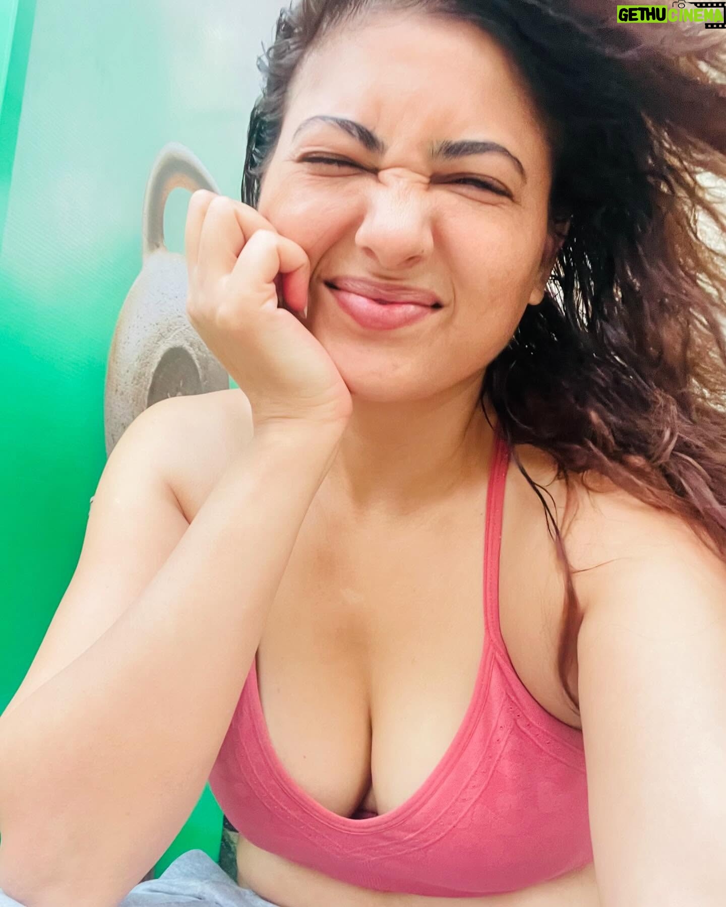 Poonam Rajput - 10.7K Likes - Oh my my! 😳🌞 my skin is glowing like anything because the Juice I am drinking these days makes my mood hell for an hour but I am seeing the results. Oh yes oh yes 🥬🌿🍀🍋🟩🧃🤣😊 #poonamrajput #poonamrajputofficial #healthylifestyle