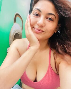 Poonam Rajput Instagram - Oh my my! 😳🌞 my skin is glowing like anything because the Juice I am drinking these days makes my mood hell for an hour but  I am seeing the results. Oh yes oh yes 🥬🌿🍀🍋‍🟩🧃🤣😊 #poonamrajput #poonamrajputofficial #healthylifestyle