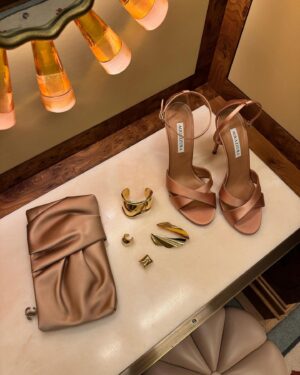 Poppy Delevingne Instagram - Pink lady(s) for Sunday nights @bafta x @britishvogue x @britishgq partyyyy in @temilyofficial & @tiffanyandco 🦩 Thank you for having me. 

Styled by my 🤍 @oliviabuckingham @raetemily 
@cardosibeauty for @charlottetilbury & @kjfowles 
Glow up, @adeelacrown

Images ~ @moeez @germanlarkin @sofi.adams.photo 

Home from home, @claridgeshotel ✨ @paulafitzherbert