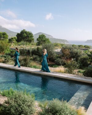 Poppy Delevingne Instagram - Once upon a time in a beautiful Ibiza villa, we spent a barefoot afternoon with the divine Delevingne sisters. We toasted the on-island launch of their wildly delicious @della_vite Prosecco, chatted all things Ibiza and someone might have ended up in the pool with all their clothes on. Swipe to see. 💛

Click the link in our bio to read our exclusive interview with the Della Vite co-founders Poppy and Chloe Delevingne.

📸 @mariasimonphotography
Dreamy dresses by @kalitaofficial