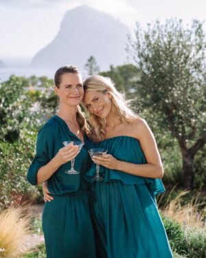 Poppy Delevingne Instagram - Once upon a time in a beautiful Ibiza villa, we spent a barefoot afternoon with the divine Delevingne sisters. We toasted the on-island launch of their wildly delicious @della_vite Prosecco, chatted all things Ibiza and someone might have ended up in the pool with all their clothes on. Swipe to see. 💛

Click the link in our bio to read our exclusive interview with the Della Vite co-founders Poppy and Chloe Delevingne.

📸 @mariasimonphotography
Dreamy dresses by @kalitaofficial