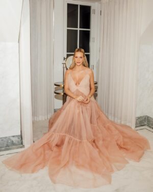 Poppy Delevingne Instagram - Pink lady(s) for Sunday nights @bafta x @britishvogue x @britishgq partyyyy in @temilyofficial & @tiffanyandco 🦩 Thank you for having me. 

Styled by my 🤍 @oliviabuckingham @raetemily 
@cardosibeauty for @charlottetilbury & @kjfowles 
Glow up, @adeelacrown

Images ~ @moeez @germanlarkin @sofi.adams.photo 

Home from home, @claridgeshotel ✨ @paulafitzherbert