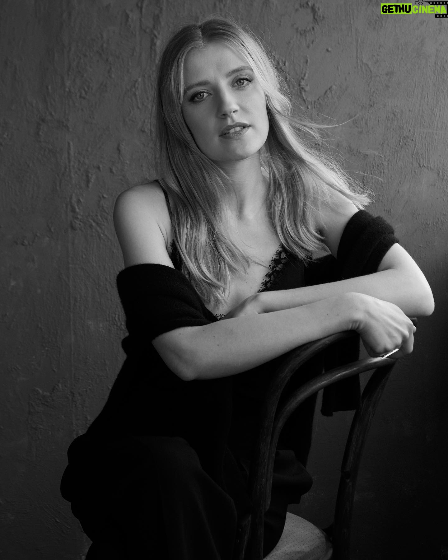 Poppy Lee Friar - 2.1K Likes - Well, I keep getting told I look like Lee Miller lately! 🤔 thoughts? And damn I love her short haircut 😍
#leemiller #photographer #model #badass #artist #blackandwhitephotography #actress