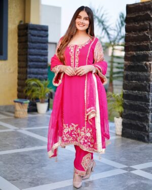 Prabh Grewal Instagram - ਹੀਰ 💞
@gurnazzboutique 
#prabhgrewal #prabhgrewalofficial