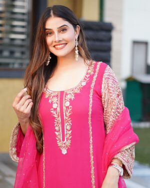 Prabh Grewal Instagram - ਹੀਰ 💞
@gurnazzboutique 
#prabhgrewal #prabhgrewalofficial