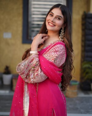 Prabh Grewal Instagram - ਹੀਰ 💞
@gurnazzboutique 
#prabhgrewal #prabhgrewalofficial