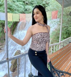Prachi Bansal Instagram - Pahado ki baat hi alag hai💗

:
:
:
:
:
:
:

#instagood #mountainlovers #trending #mood #moodygrams #2025 #prachibansal