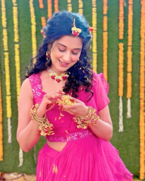 Prachi Bansal Instagram - Suji ki haldi🩷💗

:
:
:
:
:
:
Outfit: @gangorebridalstudio 

#instagood #instagram #haldi #traditional  #photooftheday #prachibansal