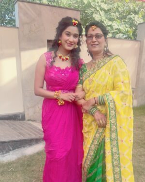 Prachi Bansal Instagram - Suji ki haldi🩷💗

:
:
:
:
:
:
Outfit: @gangorebridalstudio 

#instagood #instagram #haldi #traditional  #photooftheday #prachibansal