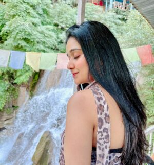 Prachi Bansal Instagram - Pahado ki baat hi alag hai💗

:
:
:
:
:
:
:

#instagood #mountainlovers #trending #mood #moodygrams #2025 #prachibansal