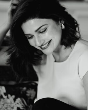 Prachi Desai Instagram - When happiness radiates, 
@sprinkledwords makes it art! 🤍 

@abhishekindu @little_hair_poetry 💫
#selfstyled
