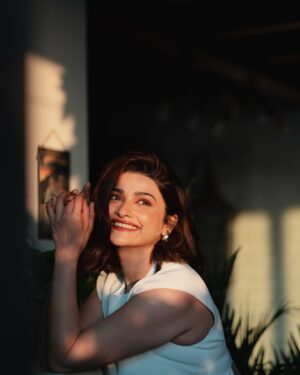 Prachi Desai Instagram - When happiness radiates, 
@sprinkledwords makes it art! 🤍 

@abhishekindu @little_hair_poetry 💫
#selfstyled