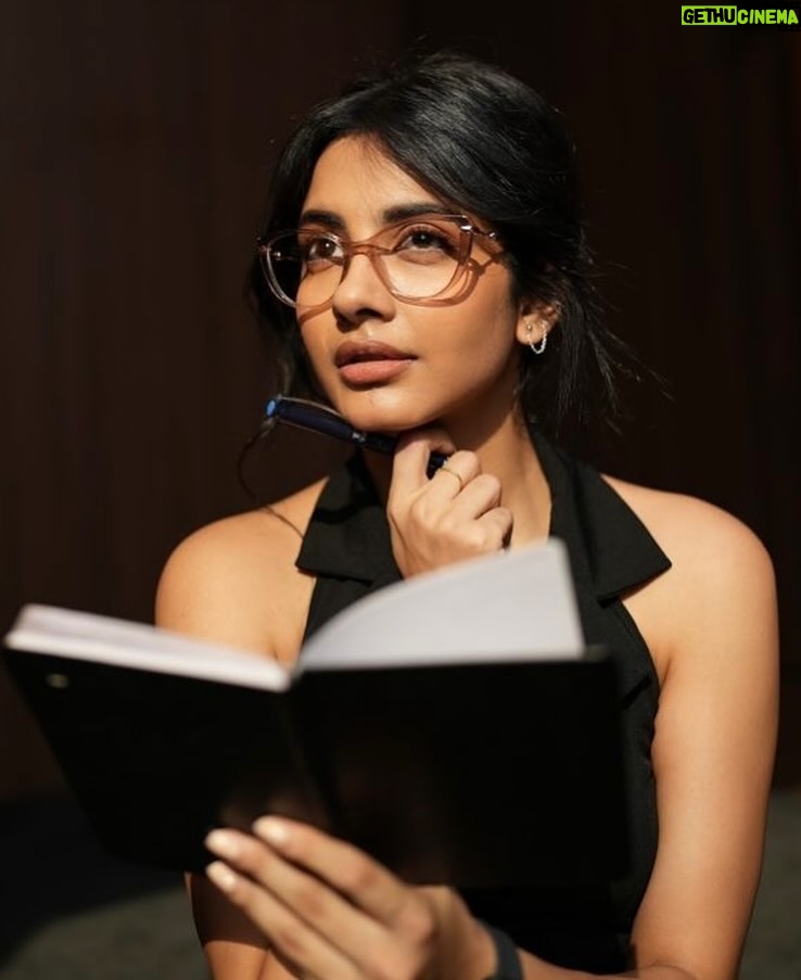 Pragati Srivastava - 10.1K Likes - I gathered courage to post sth I wrote. Lmk
.
✨Jo kabhi paya hi nahi
Use khoya nahi jata
Kuch zakhm hain jo hamesha shadaab hain dil mein
Kuch dhaag hain aese jo mitaya nahi jata
Jo kabhi paya hi nahi
Use khoya nahi jata✨