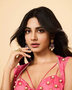 Pragati Srivastava Instagram - Long time no see? 😌🤗
.
.
Makeup: @mitavaswani
Hair: @minalravariya 
Styledby: @stylebysugandhasood
Assttby: @kuhuratna4987
Outfit: @monaandvishu @viralmantra
Jewellery: @oakpinionpr @piroheebyparul
Pictures: @tridevsudevan
Team @exceedentertainment